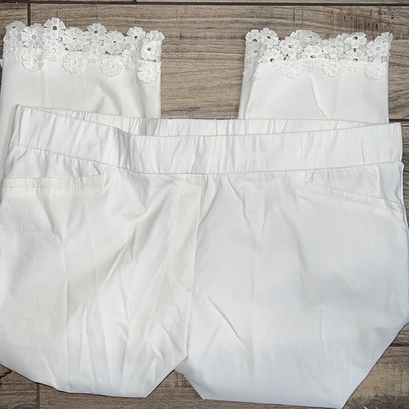White Capris with Lace Trimmed Hem Size 18 - Picture 4 of 5